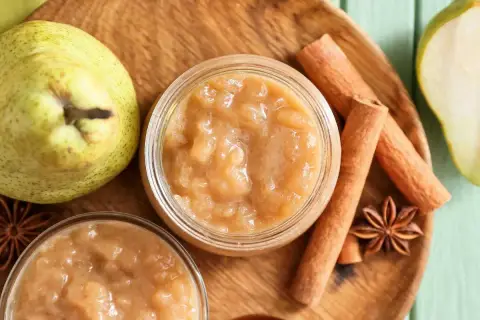 Deliciosa compota de pera casera, con peras frescas, canela y anís estrellado.