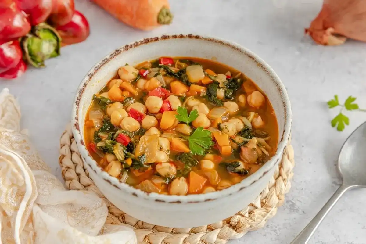 Potaje de garbanzos con verduras fácil y sabroso