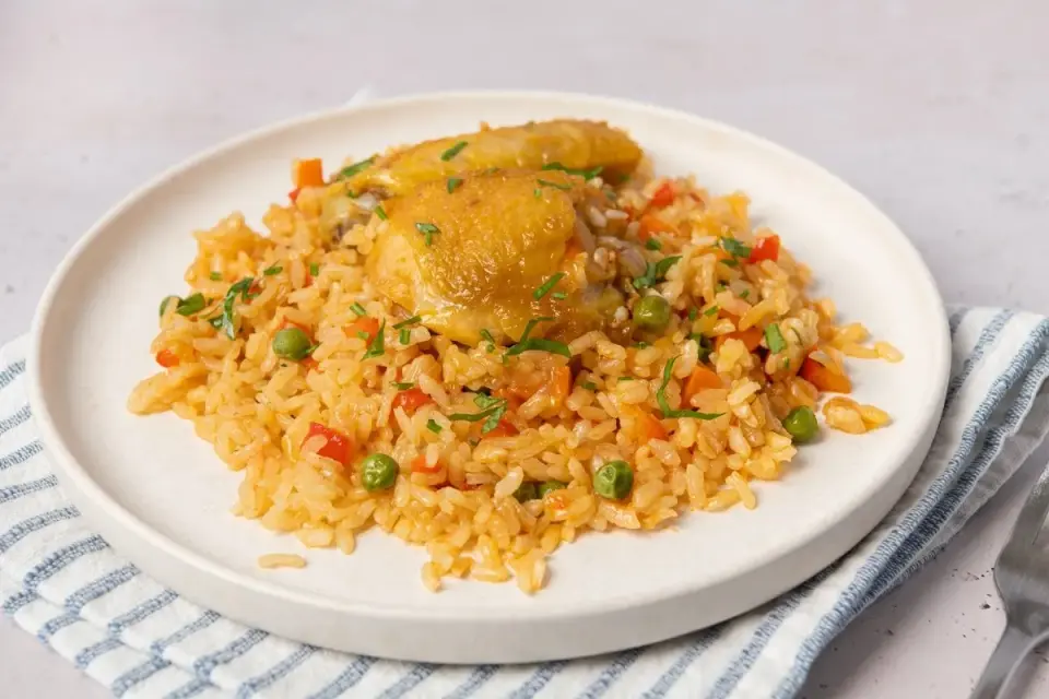 Arroz con pollo casero para cuatro, fácil y sabroso